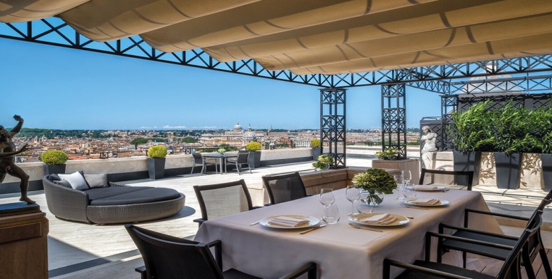 نمای هتل هاسلر رم در نزدیکی پلههای اسپانیایی در شهر رم