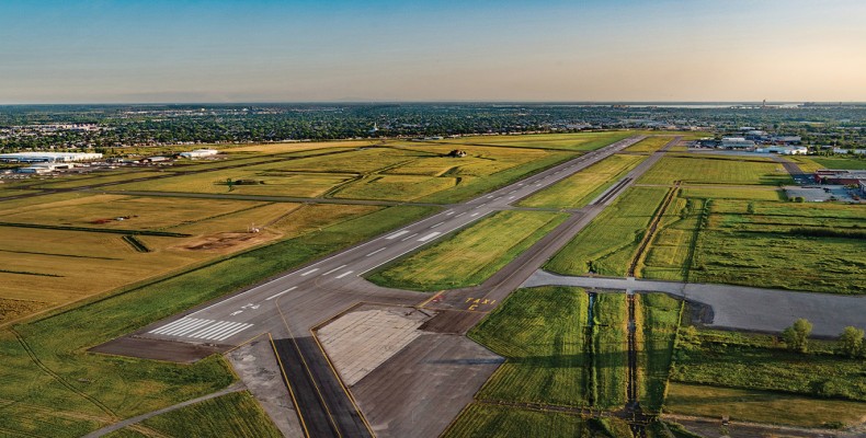 نمای باند و تأسیسات فرودگاه مونترال سنت هوبرت (YHU)
