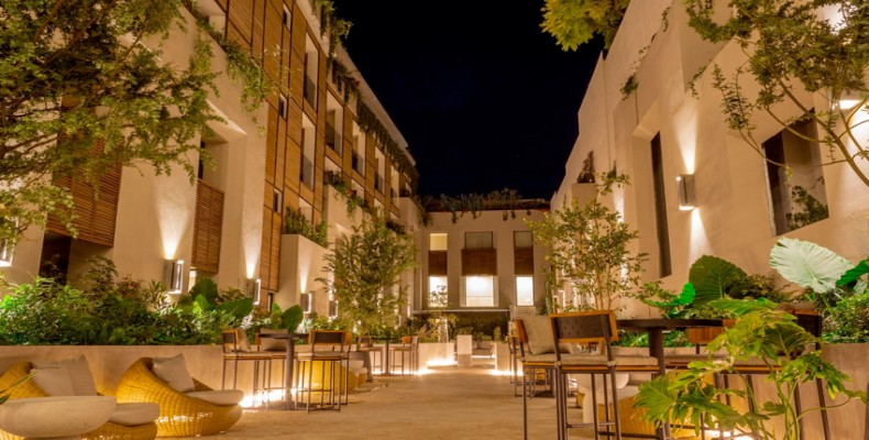 محوطه داخلی بوتیکهتل نومو سنمیگل د آلنده مکزیک در فضای شبانه