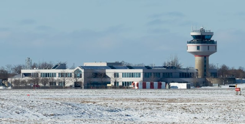 نمای بیرونی از فرودگاه بینالمللی مکدونالد کارتیه اتاوا