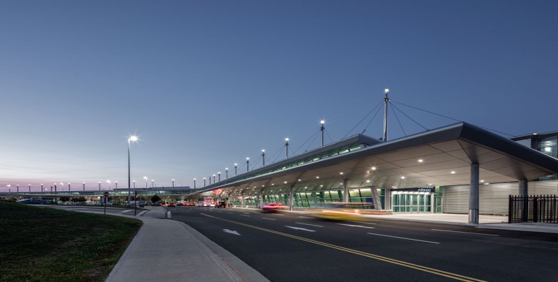 نمای ساختمان فرودگاه بینالمللی سنت جان کانادا