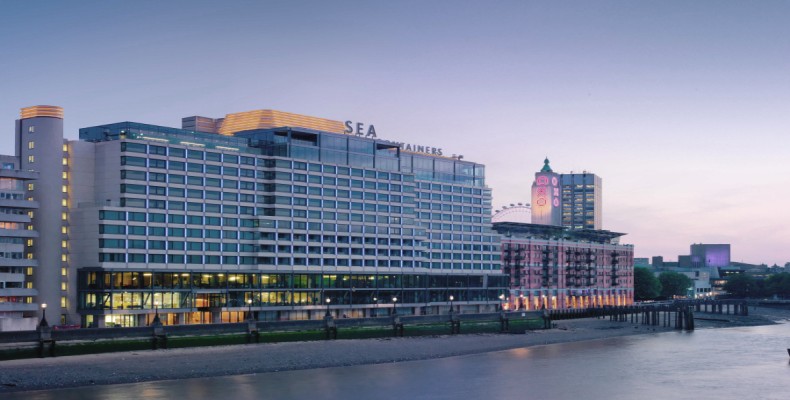 نمای بیرونی هتل Sea Containers در ساوتوارک لندن با چشمانداز رودخانه تایمز