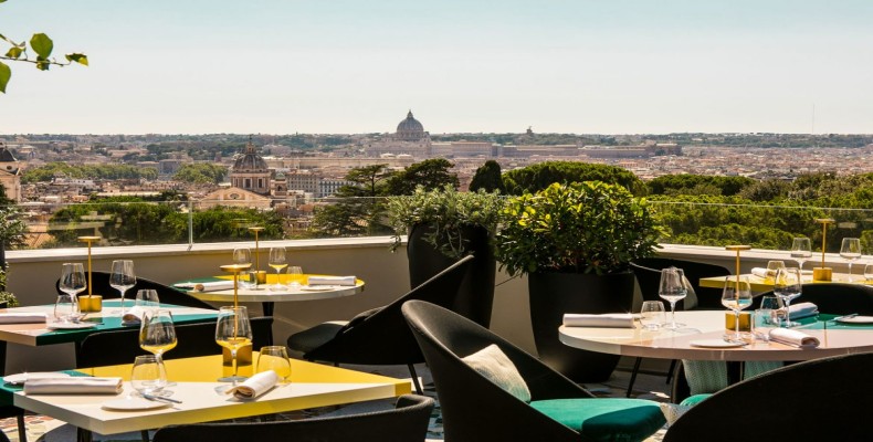 نمای رستوران و تراس هتل سوفیتل رم ویلا بورگزه با چشمانداز شهر رم