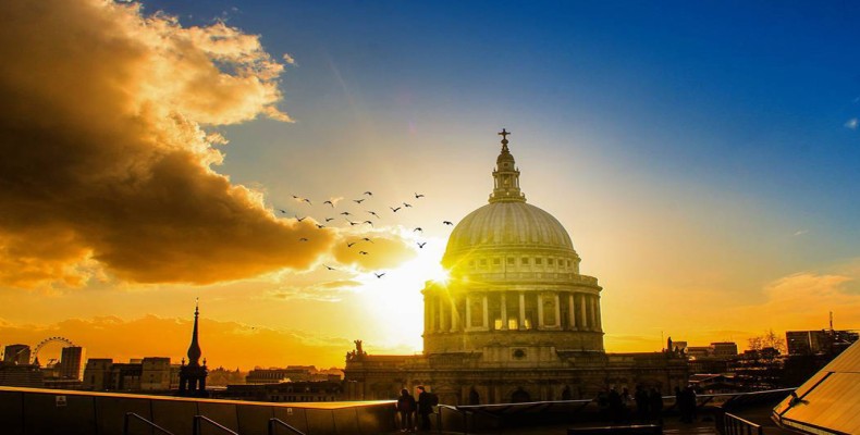 چشم‌انداز کلیسای سنت‌پل لندن در غروب؛ یکی از دیدنی‌های رایگان شهر