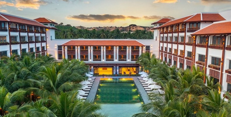 نمای کلی هتل آنام موینه ویتنام با معماری استوایی و فضای سبز وسیع