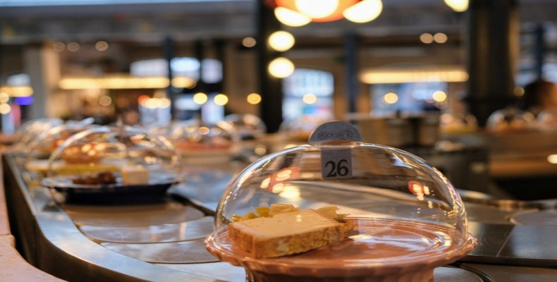 چشیدن انواع پنیر در The Cheese Bar لندن با سرو پنیر روی تسمه نقاله