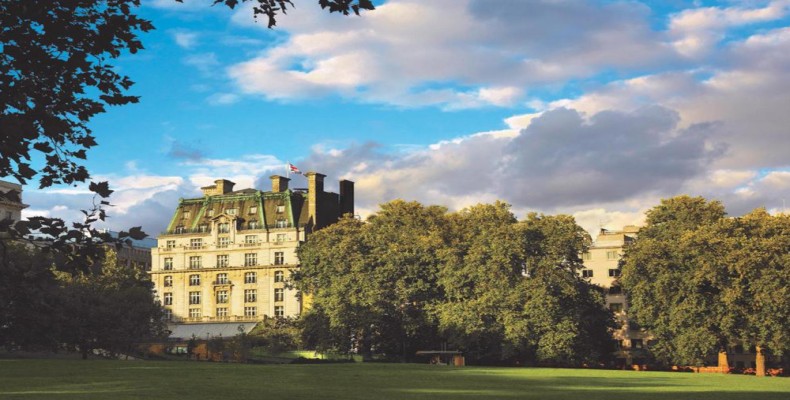 نمای بیرونی هتل The Ritz در پیکدیلی، از معروفترین و گرانترین هتل های لندن