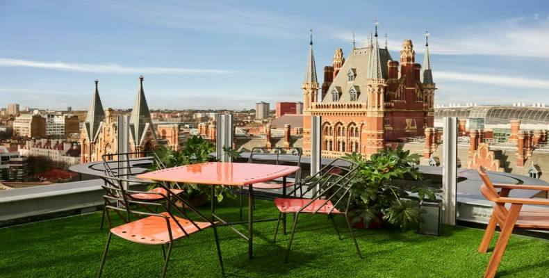 تراس هتل The Standard در کینگز کراس لندن با چشمانداز شهری