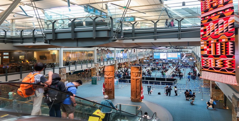 نمای داخلی فرودگاه بینالمللی ونکوور (YVR) با طراحی مدرن و المانهای بومی