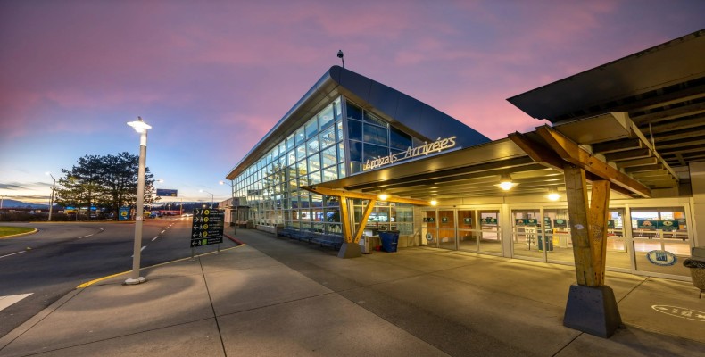 نمای ترمینال فرودگاه بینالمللی ویکتوریا در جزیره ونکوور کانادا