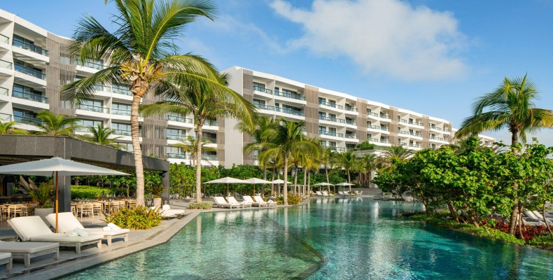 محوطه استخر و ساحل هتل والدورف آستوریا کانکون در ریزورت لوکس مکزیک