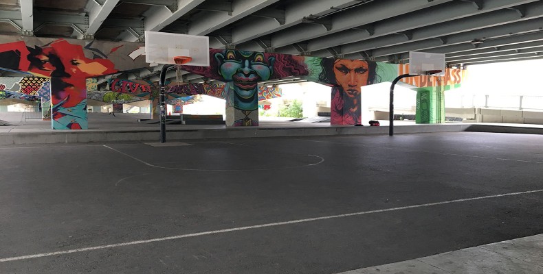 Underpass Park تورنتو؛ پارک زیرگذر با زمین بسکتبال و هنر شهری متفاوت
