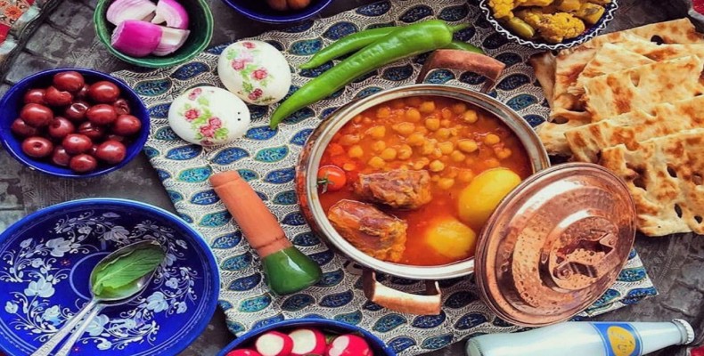 آبگوشت آجیل از خاصترین غذاهای سنتی تهران در دیزی سنگی
