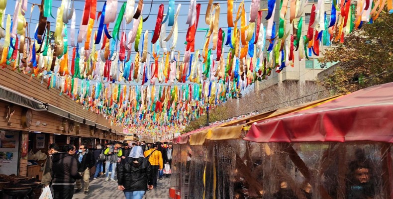 شکمگردی و غرفههای غذاهای خیابانی در خیابان باب همایون تهران