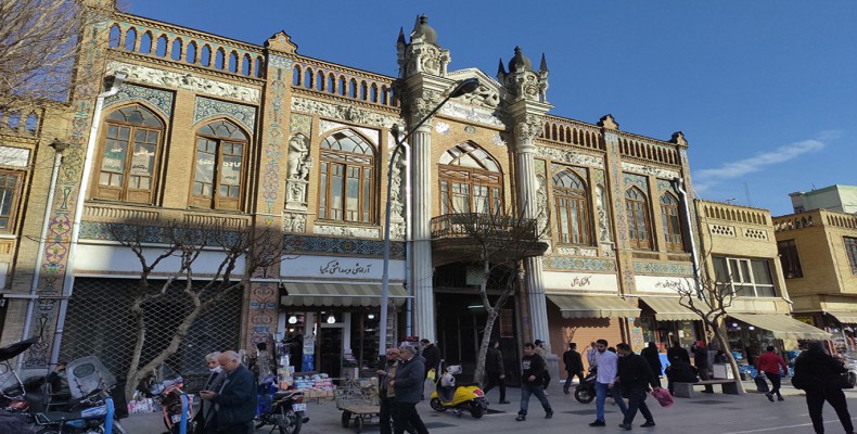 نمای بیرونی سرای روشن تهران در خیابان ناصرخسرو