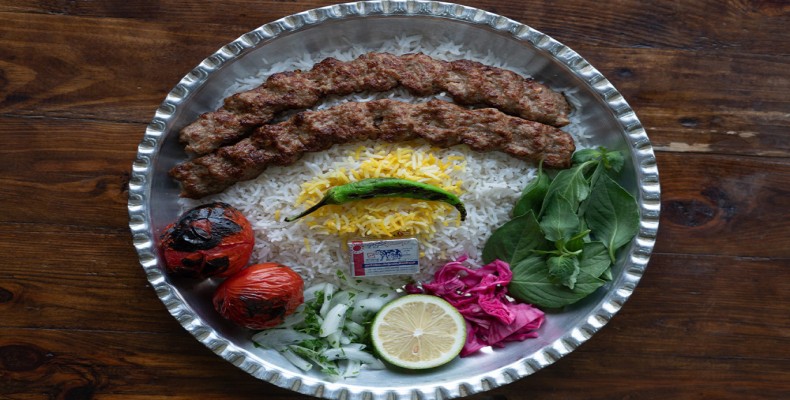 چلوکباب کوبیده در بازار تهران از معروفترین غذاهای سنتی تهران