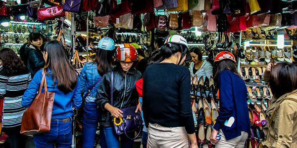 A guide to buying souvenirs while traveling