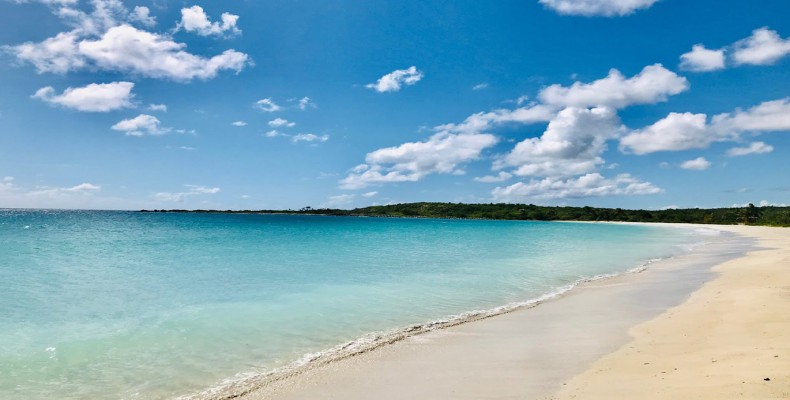 ساحل آبی وییکس پورتوریکو با آبهای زلال و ساحل خلوت استوایی