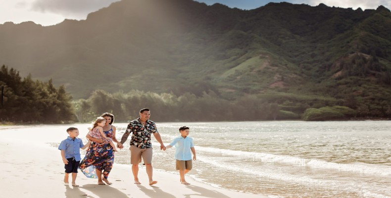 قدمزدن خانواده در ساحل هونولولو اوآهو
