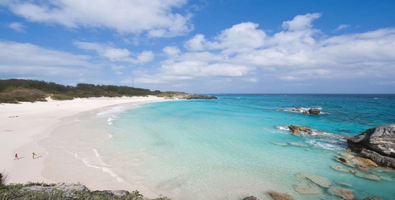 ساحل نعل اسب در برمودا، یکی از بهترین مکان های استوایی دنیا با شنهای صورتی