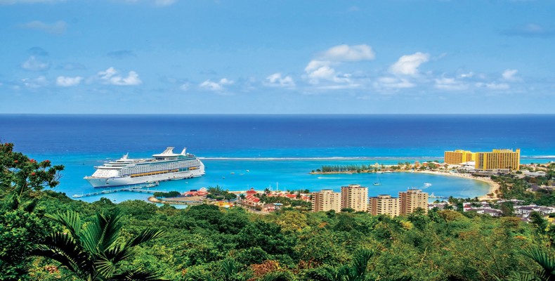 سواحل استوایی جامائیکا در دریای کارائیب با منظره کشتی و آبهای شفاف