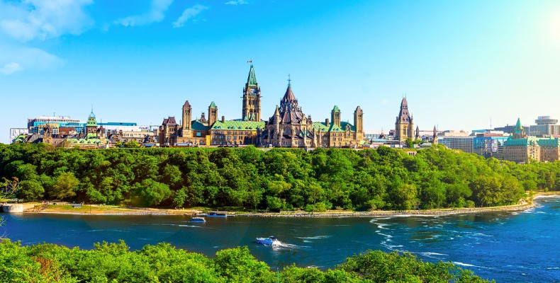 نمای شهر اتاوا کانادا، پایتخت کشور با ساختمانهای تاریخی و طبیعی زیبا