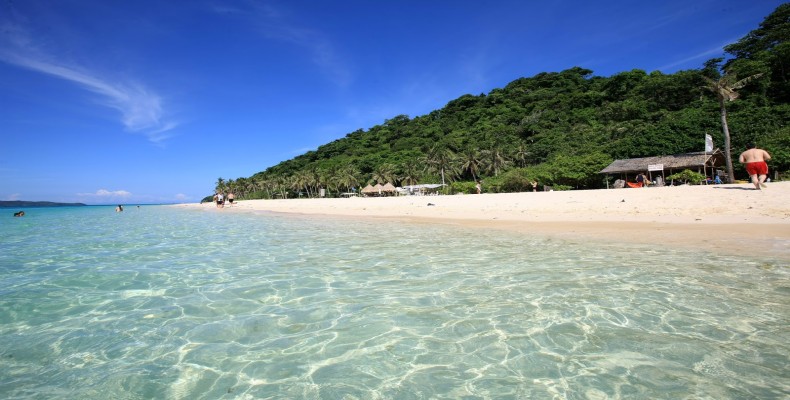 ساحل پوکا در جزیره بوراکای فیلیپین با شن سفید و نخلهای استوایی