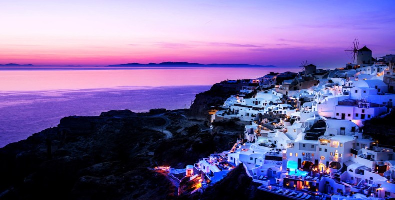 منظره سانتورینی یونان برای سفر خانوادگی در یکی از بهترین شهرهای جهان