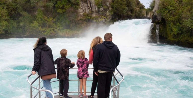 تماشای آبشارهای تاوپو در سفر خانوادگی به نیوزلند