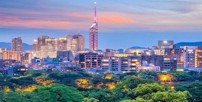 نمای غروب شهر فوکوئوکا؛ ترکیب فضای شهری مدرن و طبیعت سرسبز در جنوب ژاپن