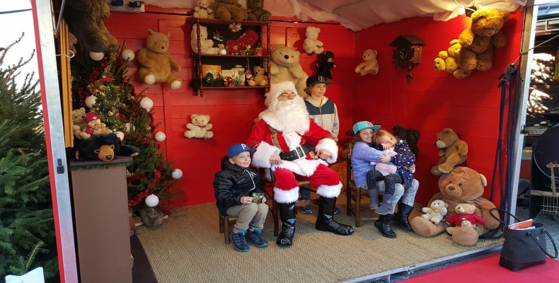 کریسمس در پاریس برای کودکان با دهکده بابانوئل و فضای شاد خانوادگی