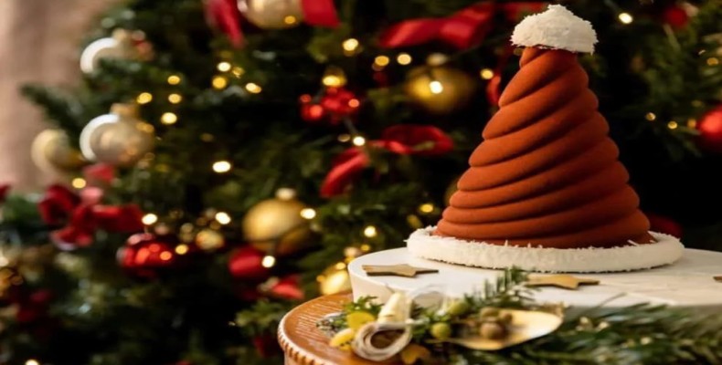 دسر سنتی کریسمس در رم با تزیینات جشن سال نو