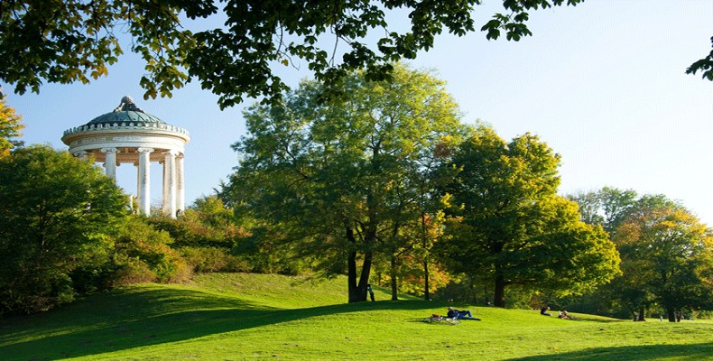 فضای سبز و آرام باغ انگلیسی مونیخ؛ یکی از رمانتیکترین پارکهای شهر برای قدمزدن دونفره