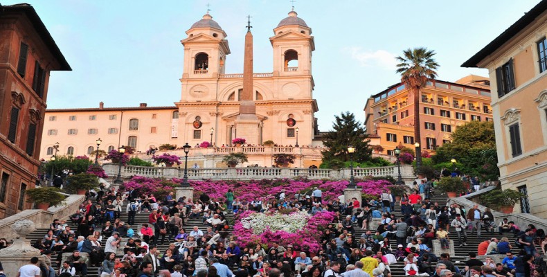 جشنواره فیستا این رم با اجرای رقص و تجمع مردم در میدانهای تاریخی شهر