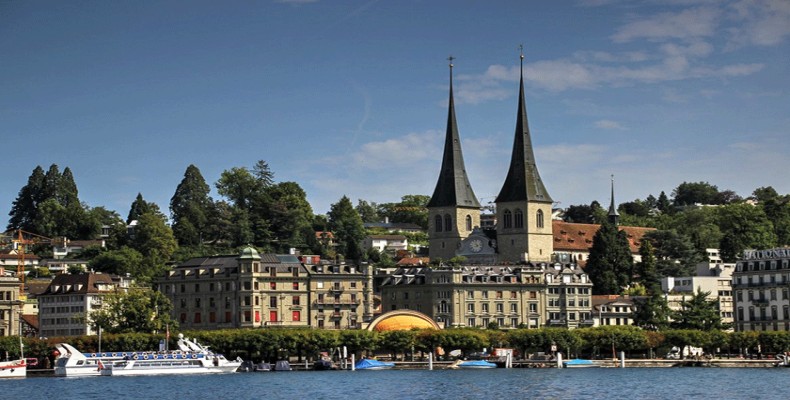 کلیسای هوف لوسرن با برجهای دوقلو و نمای مشرف به دریاچه