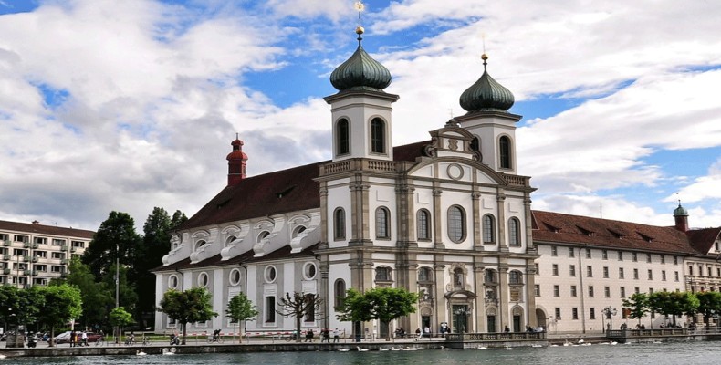 نمای بیرونی کلیسای یسوعی لوسرن در کنار رودخانه