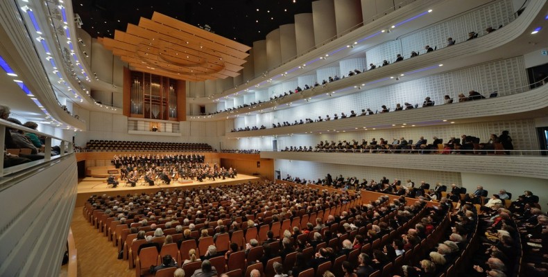 مرکز فرهنگی KKL لوسرن یکی از جاذبههای گردشگری لوسرن و محل برگزاری کنسرتهای معروف