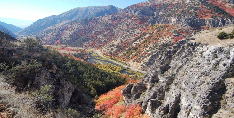 مسیر Crimson Trail در لوگان با مناظر پاییزی و طبیعت بکر