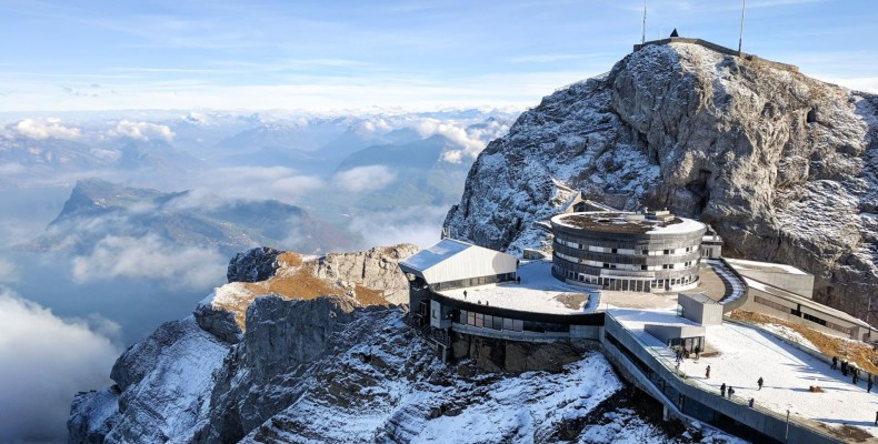 قله برفی کوه پیلاتوس لوسرن و ساختمان تماشایی در ارتفاعات