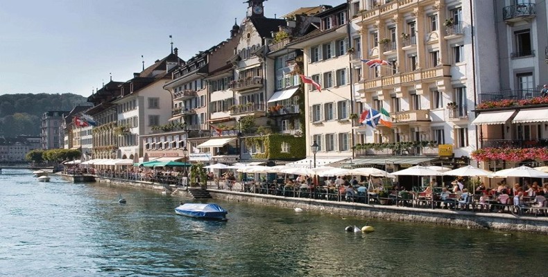 نمای شهر قدیمی لوسرن و کافههای کنار رودخانه رئوس