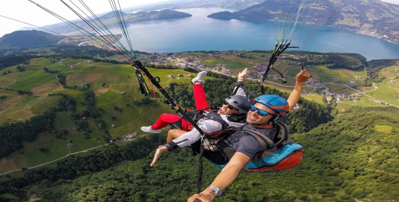 پاراگلایدر بر فراز لوسرن با چشمانداز دریاچه و کوههای آلپ