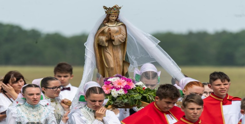 مراسم مذهبی پنطیکاست در رم با راهپیمایی و آیینهای سنتی مسیحی