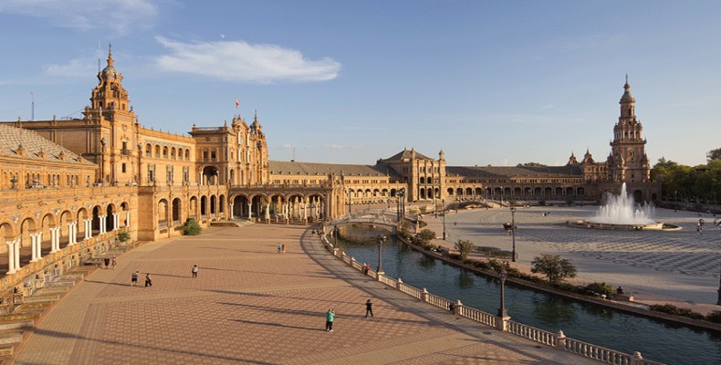 Plaza de España سویل؛ میدان نیمدایرهای معروف با کاشیکاریهای رنگی