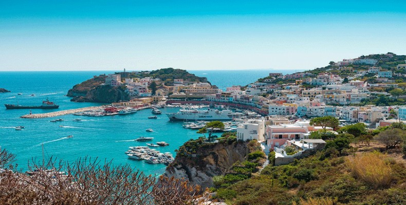 جزیره پونزا با آبهای فیروزهای، از زیباترین سواحل نزدیک رم