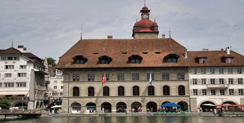 تالار شهر لوسرن (Rathaus) با معماری تاریخی در مرکز شهر قدیمی