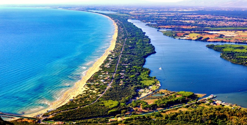 نمای هوایی ساحل سابودیا و پارک ملی چیرچئو با ساحل شنی وسیع