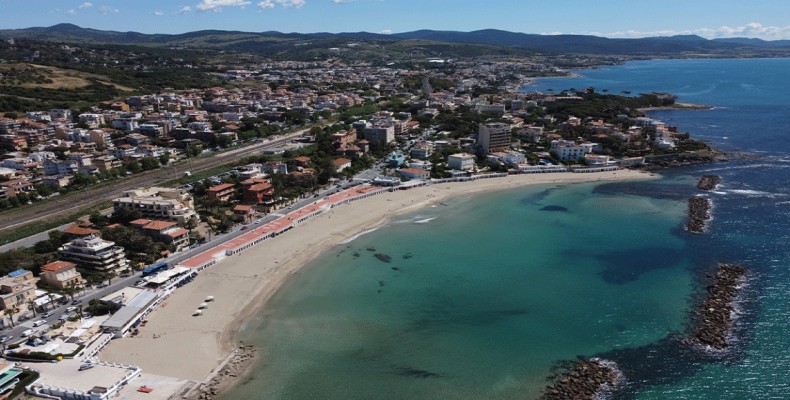 نمای ساحل سانتا مارینلا نزدیک رم با آب آرام و ماسه طلایی