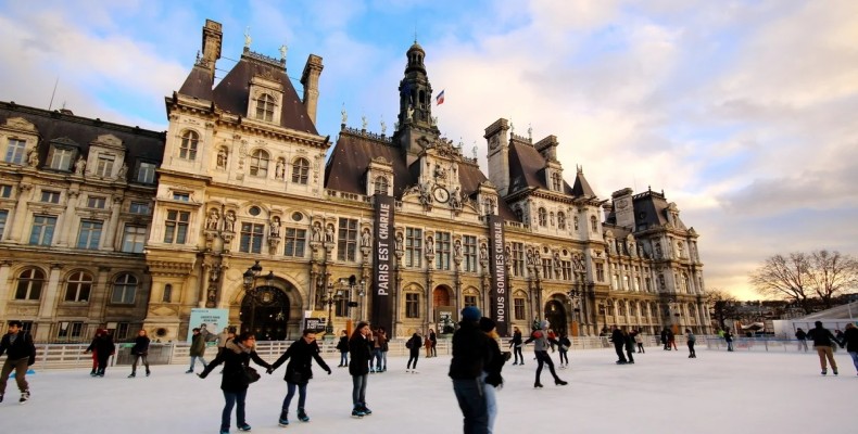 اسکیتسواری روی پیست یخی کریسمس مقابل هتل دو ویل پاریس با فضای جشن زمستانی