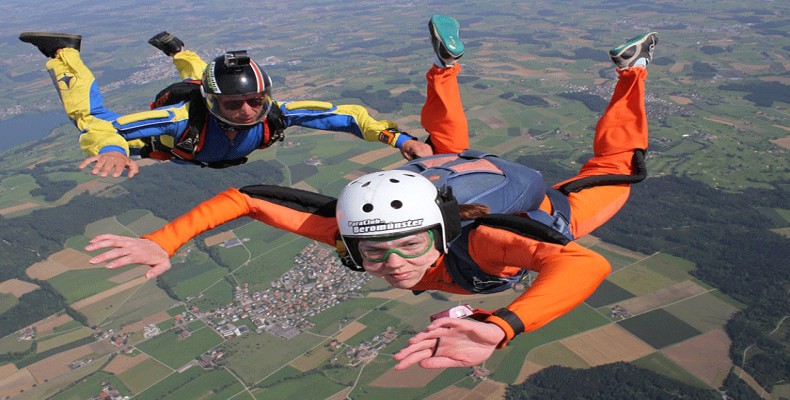 چتربازی بر فراز لوسرن با چشمانداز دریاچه و روستاها