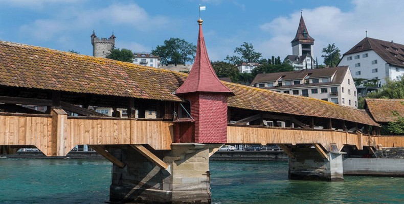 پل اشپرویر لوسرن با نقاشیهای تاریخی و معماری چوبی